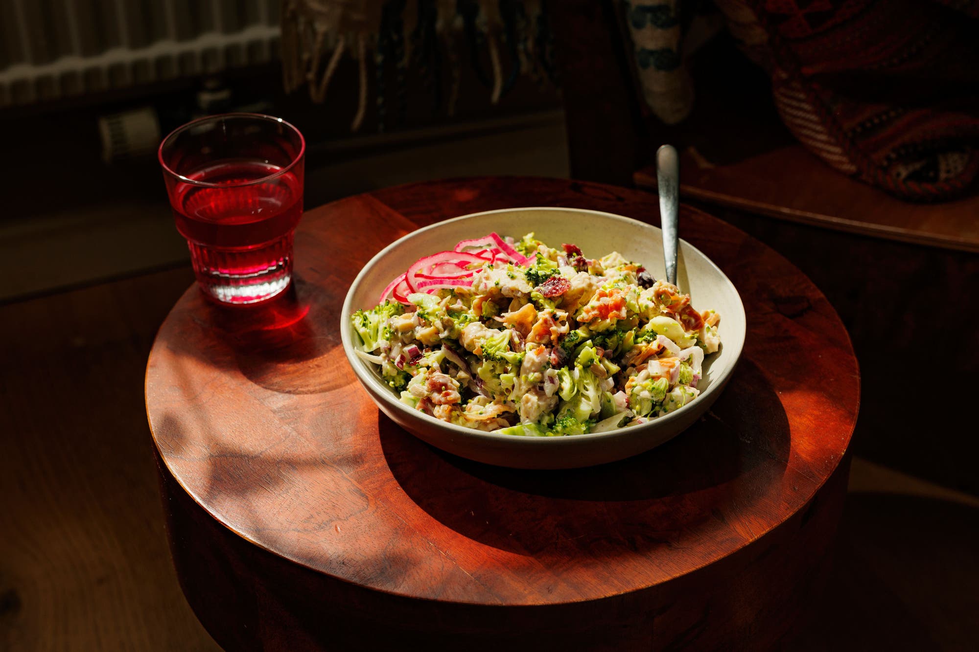 Kremet brokkolisalat med kylling og bacon