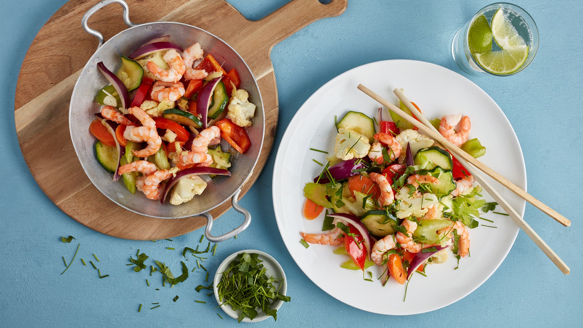 Wok med grønnsaker og scampi