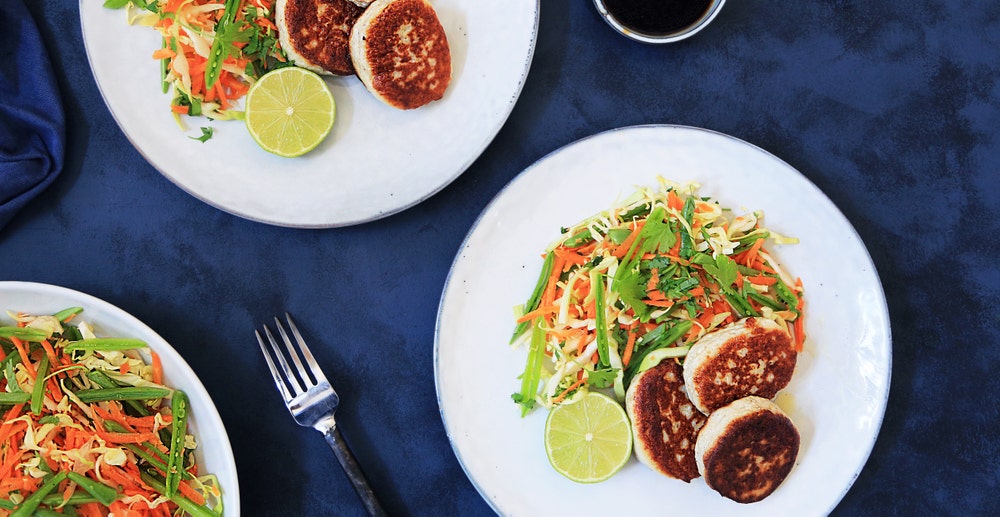 Fiskekaker med en enkel thaisalat