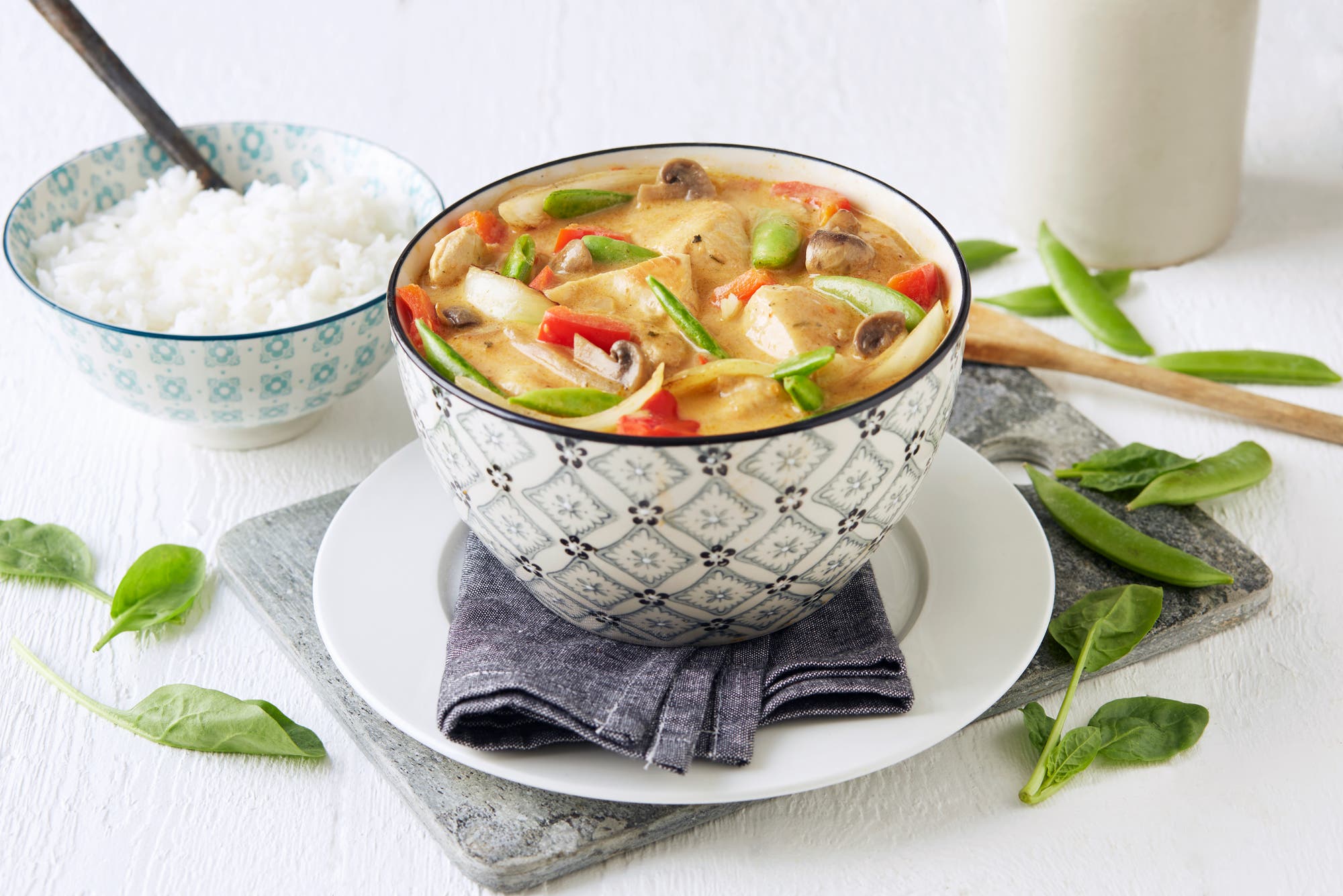 Thai kyllinggryte med sopp og sukkererter