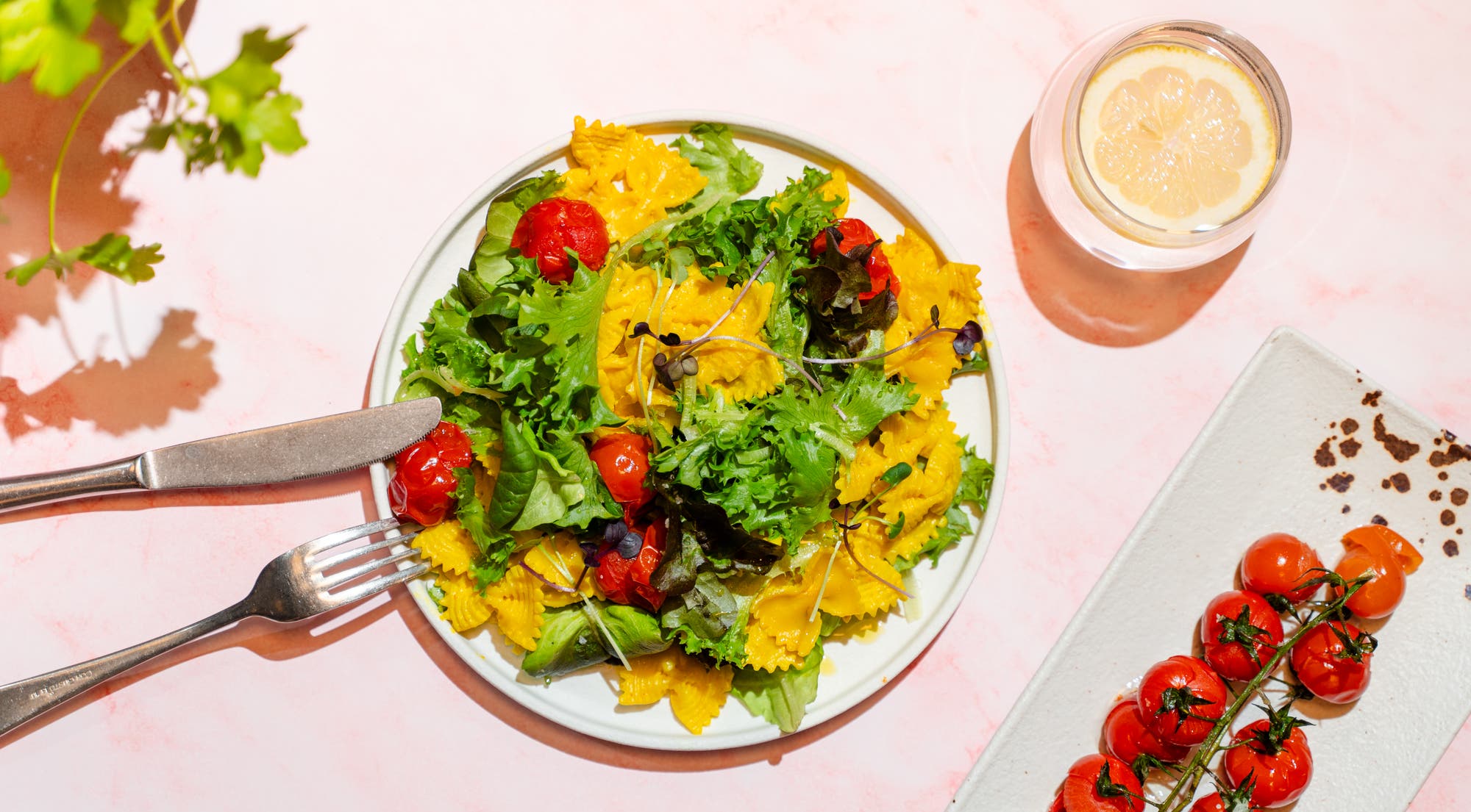 Pastasalat med kremet gurkemeiesaus