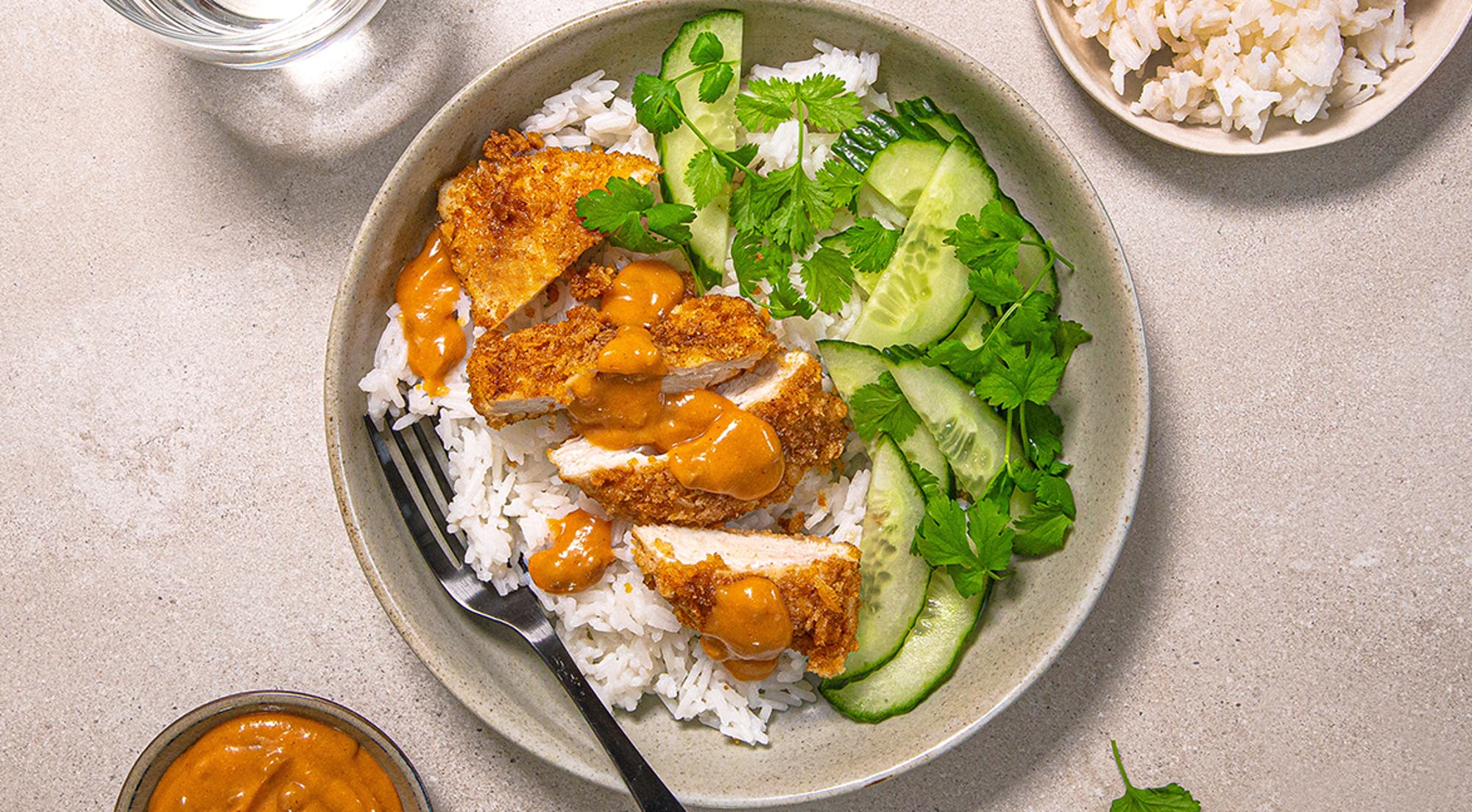 Crispy kylling med ris og peanøttsaus