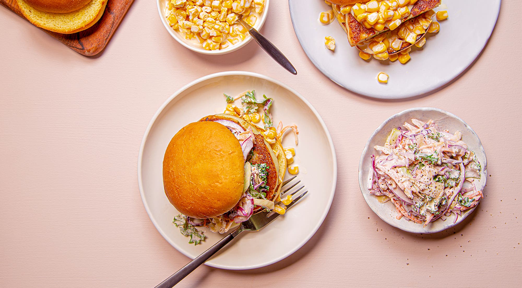 Sliders med fiskekaker og grønnsaksslaw