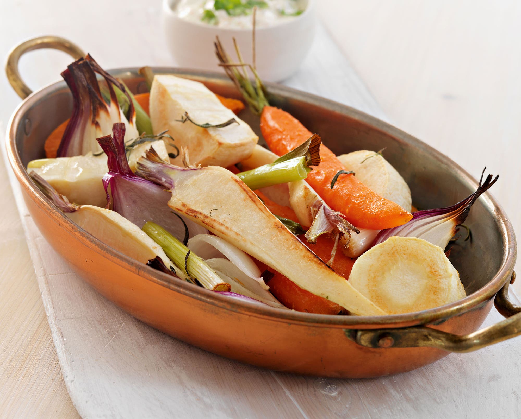 Ovnsbakte rotgrønnsaker med yoghurtsaus