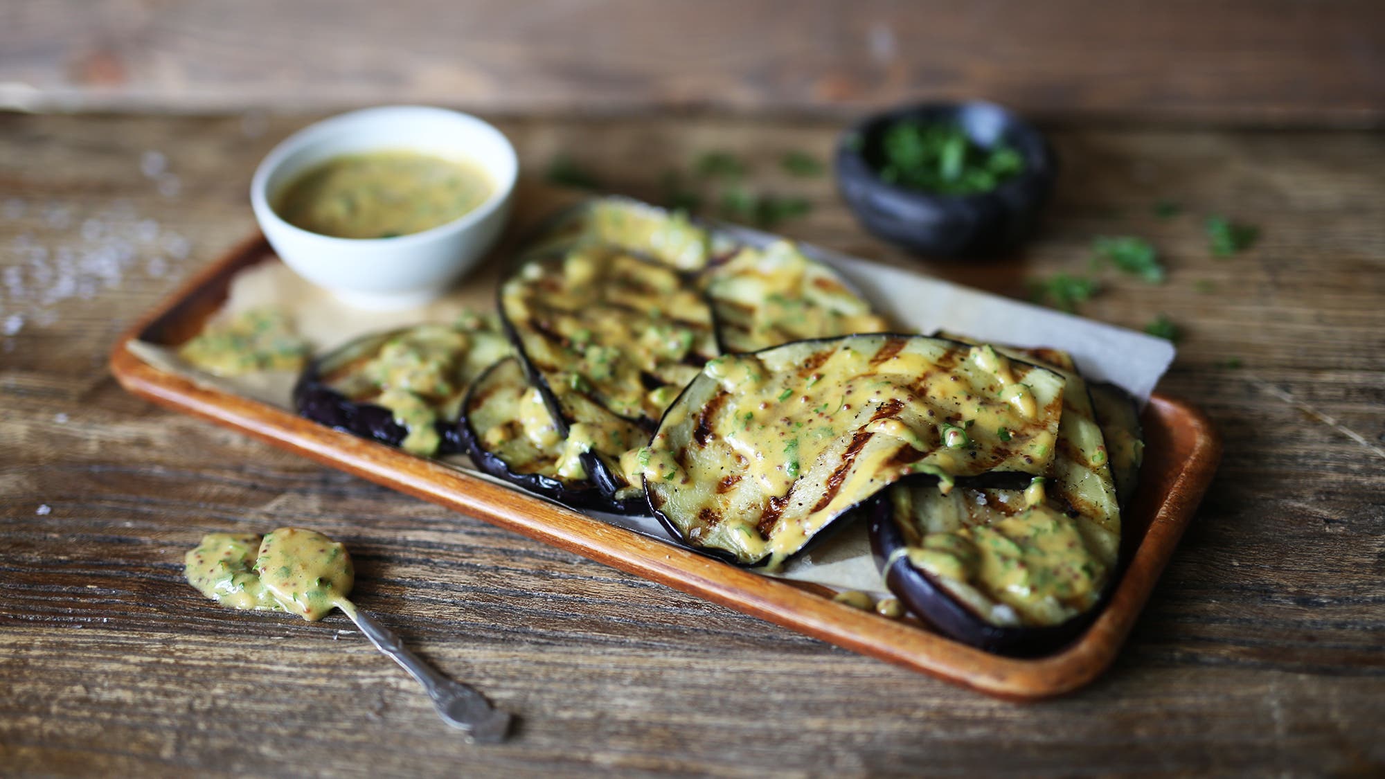 Grillet aubergine med sennepsdressing