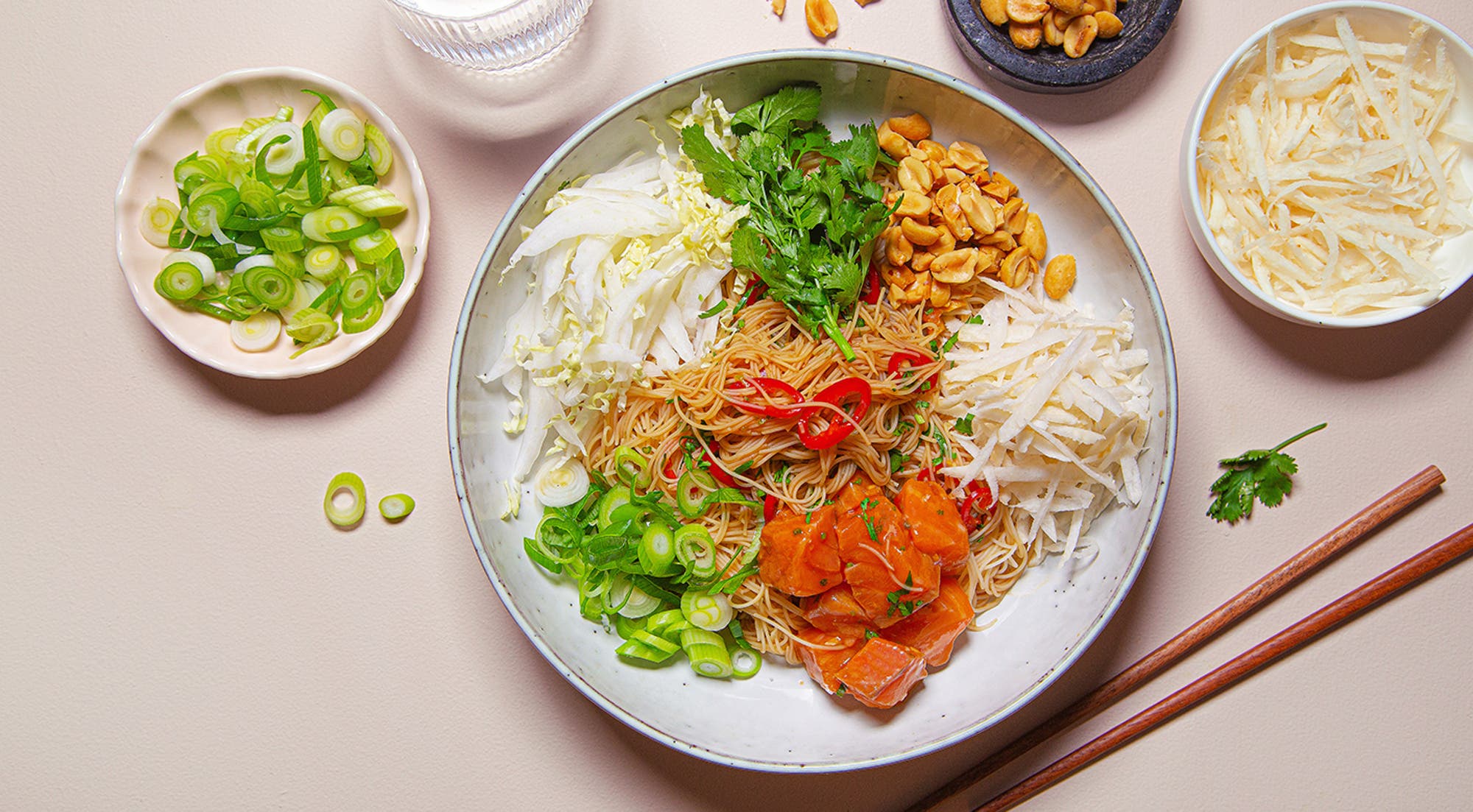 Asiatisk nudelsalat med laks