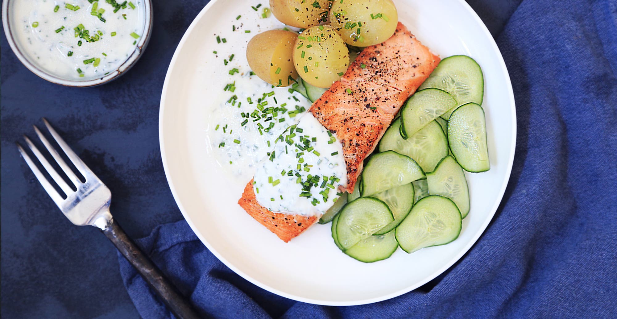 Stekt ørret med poteter og agurksalat