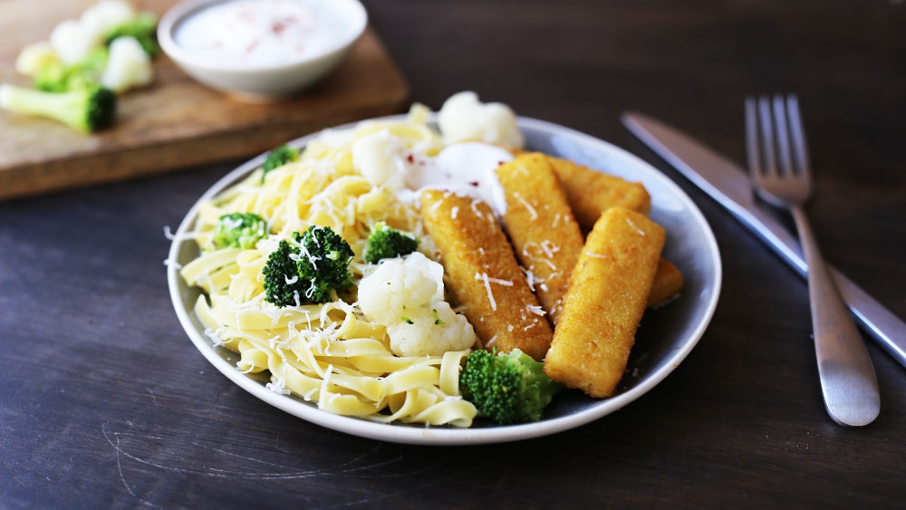 Fiskepinner og pasta