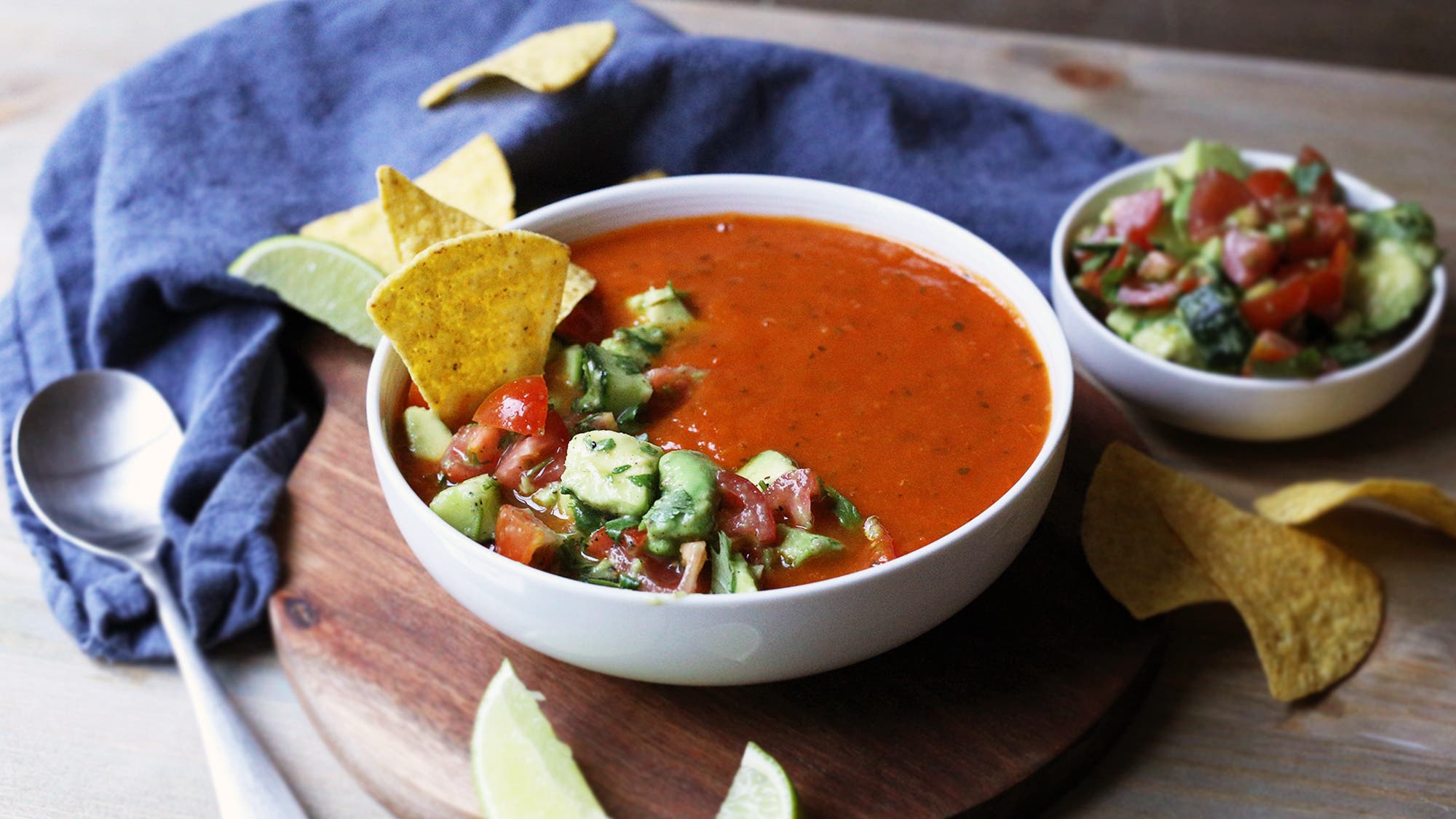 Tomatsuppe med avocadosalsa