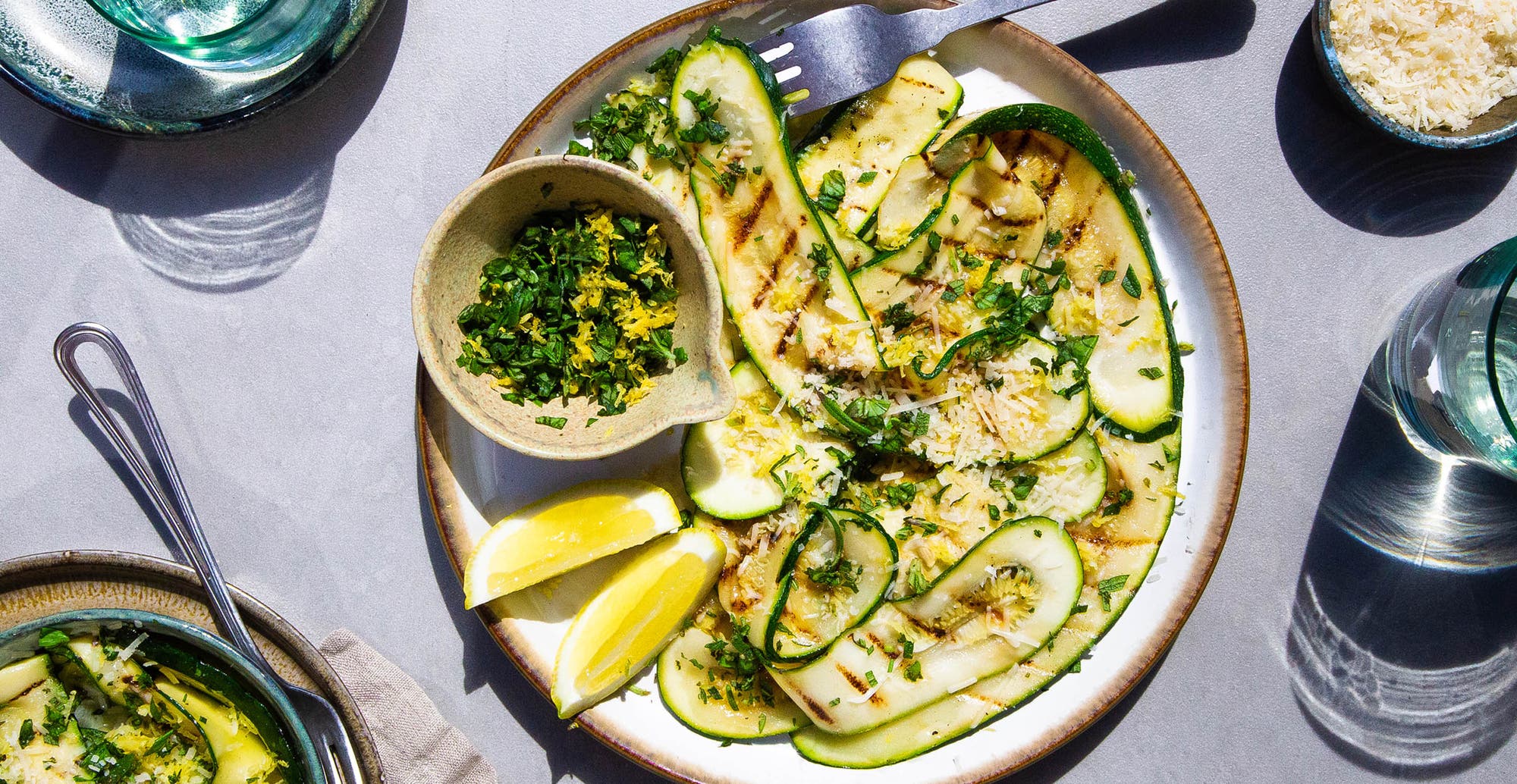 Grillet squash med parmesan, urter og revet sitronskall
