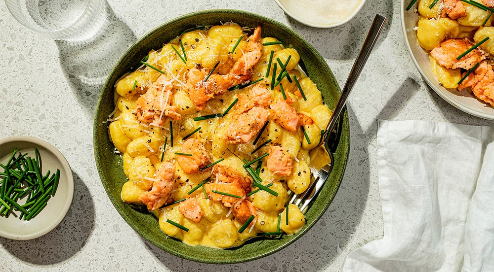 Rask gnocchi carbonara med laks