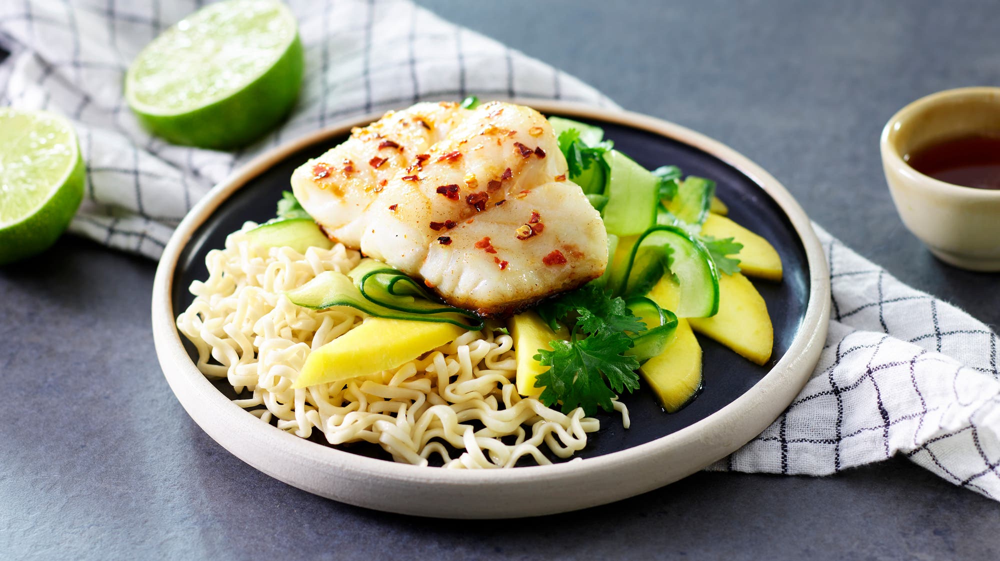 Asiatisk skrei med nudler og mangosalat