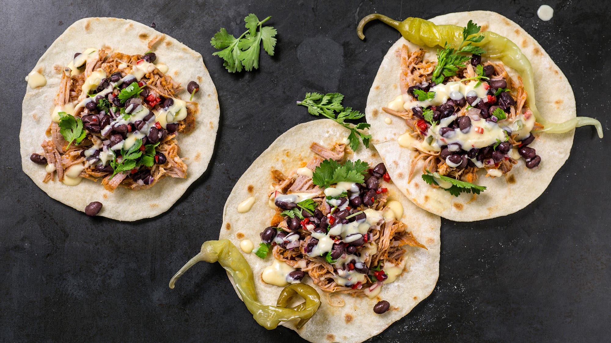 Taco med pulled pork, bønnesalsa og ostesaus