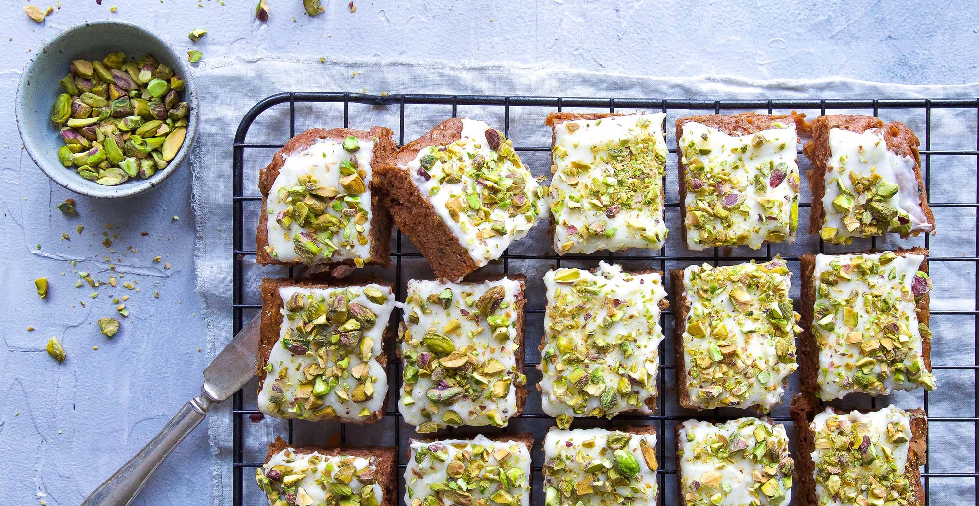 Gulrotkake med ostekrem og pistasjnøtter