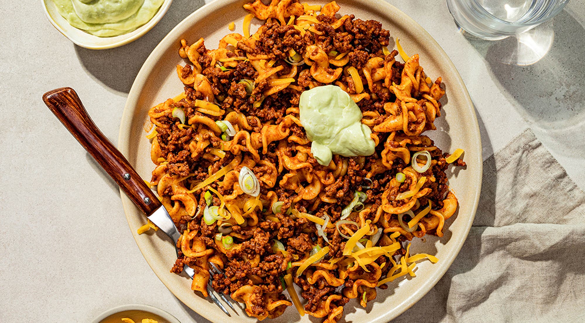 Pasta med tacokjøttsaus og avokadokrem