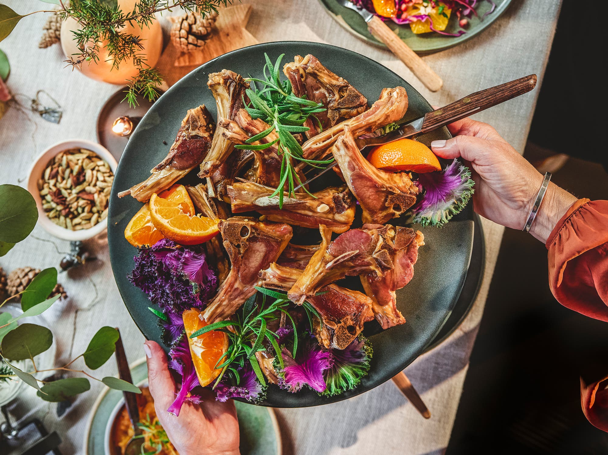 Pinnekjøtt med mandelpoteter, søtpotetstappe og sitrussalat