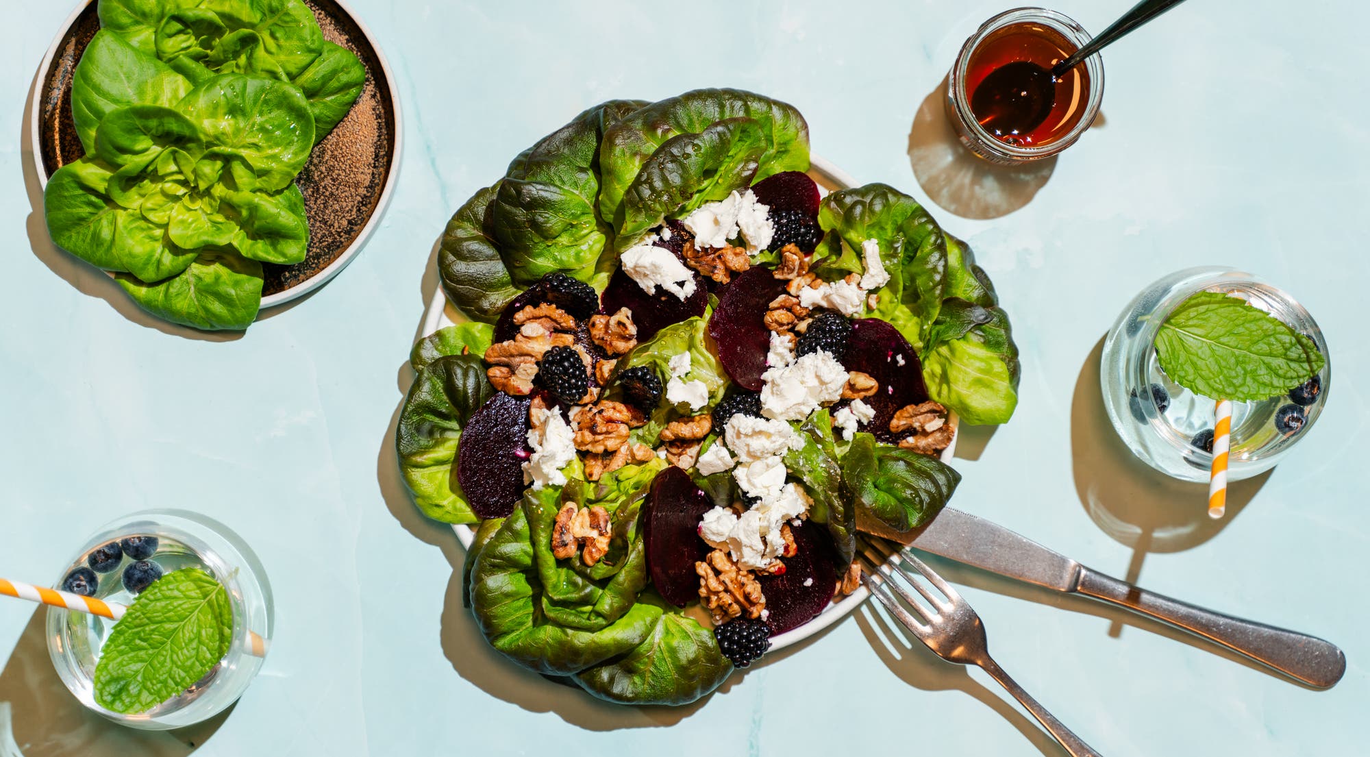 Betesalat med chevre og bjørnebær