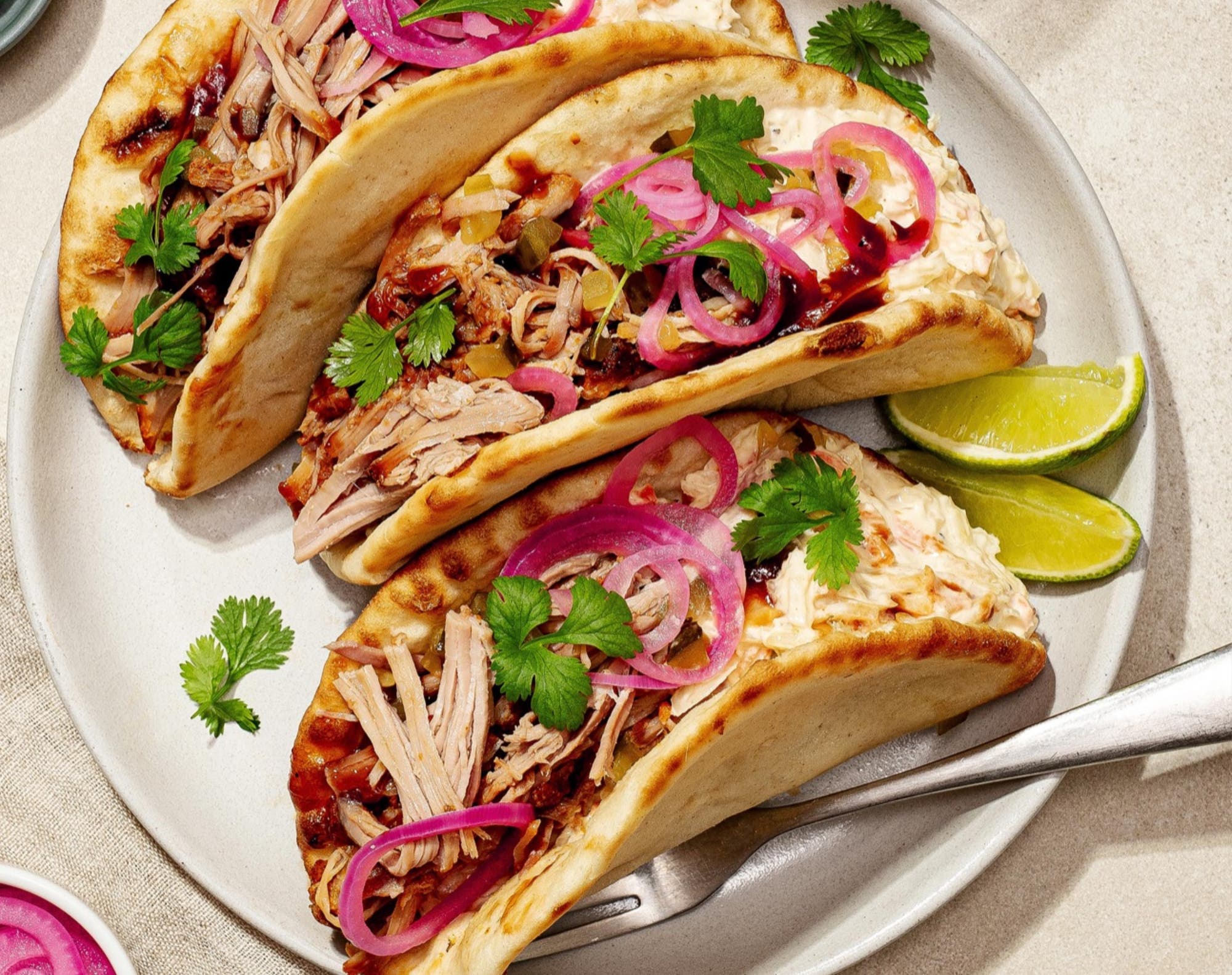 Pulled pork  med syltet rødløk  og coleslaw