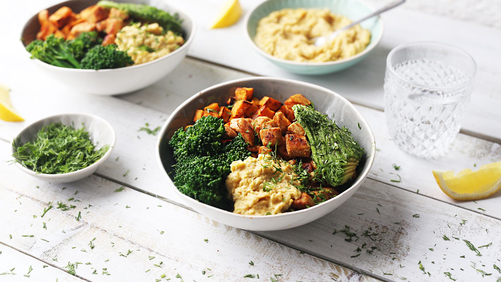 Spicy kyllingsalat med søtpotet og enkel hummus