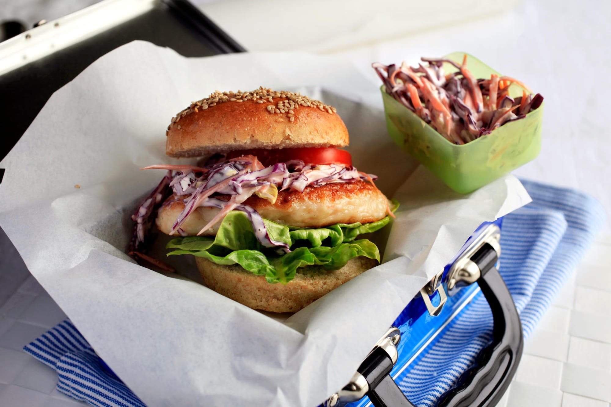 Fiskekakeburger med coleslaw