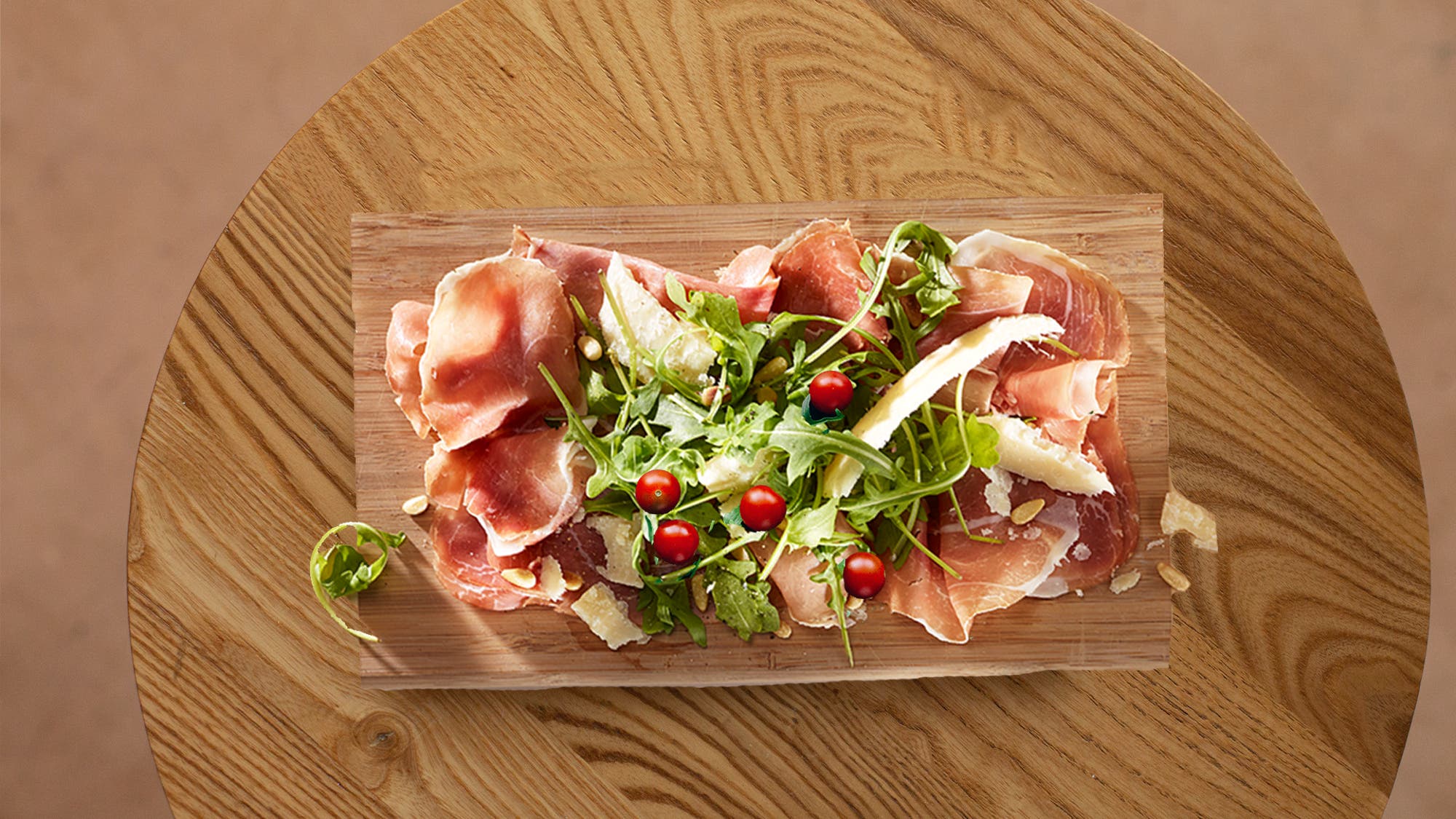 Påskeplanke med spekeskinke og parmesan