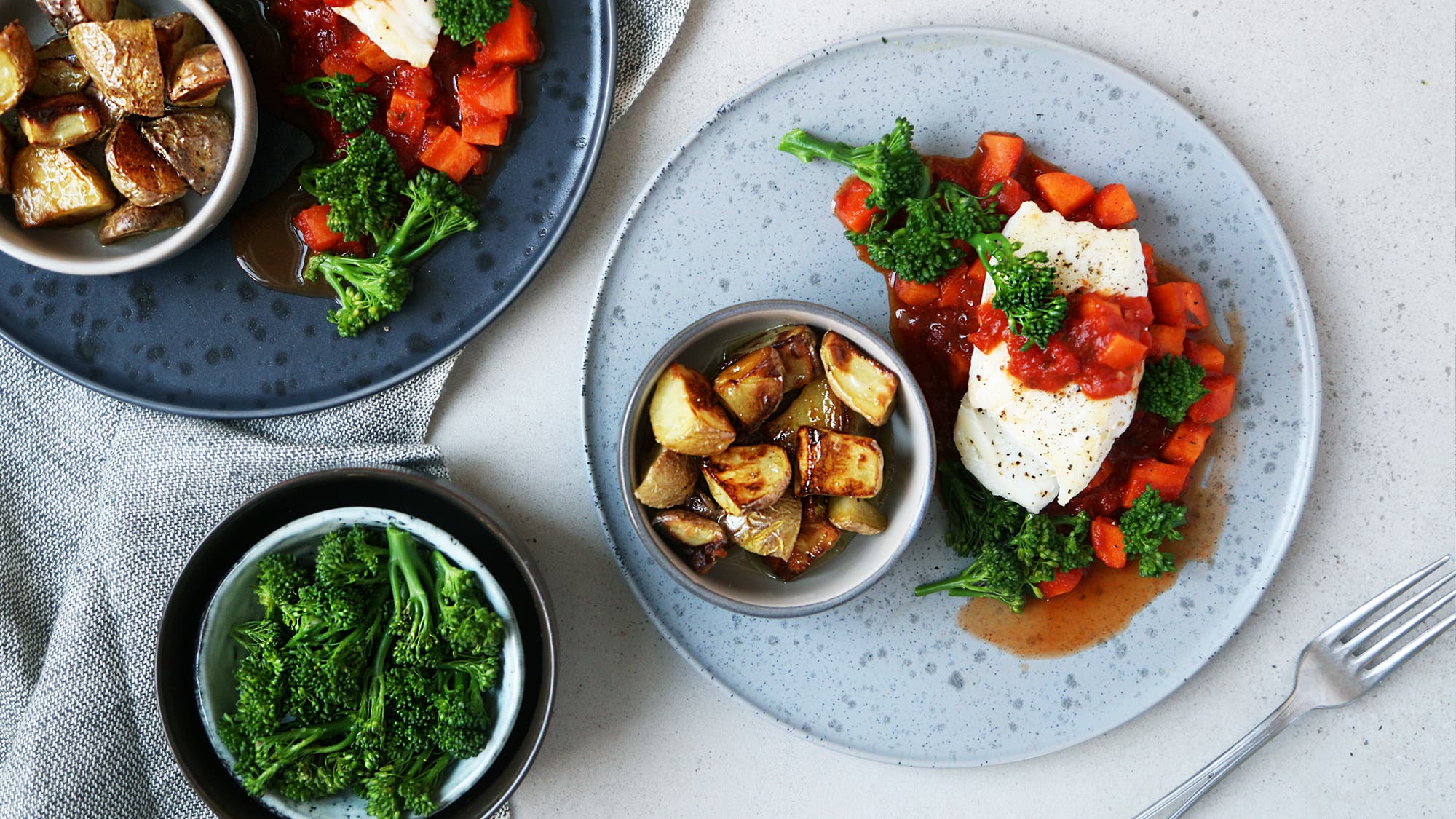 Torsk med tomatsaus og stekte poteter