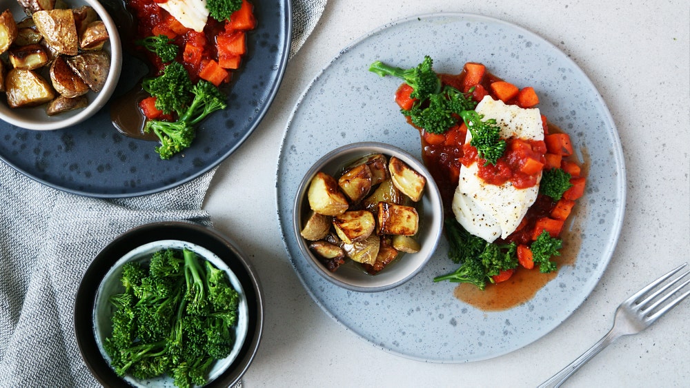 Torsk med tomatsaus og stekte poteter