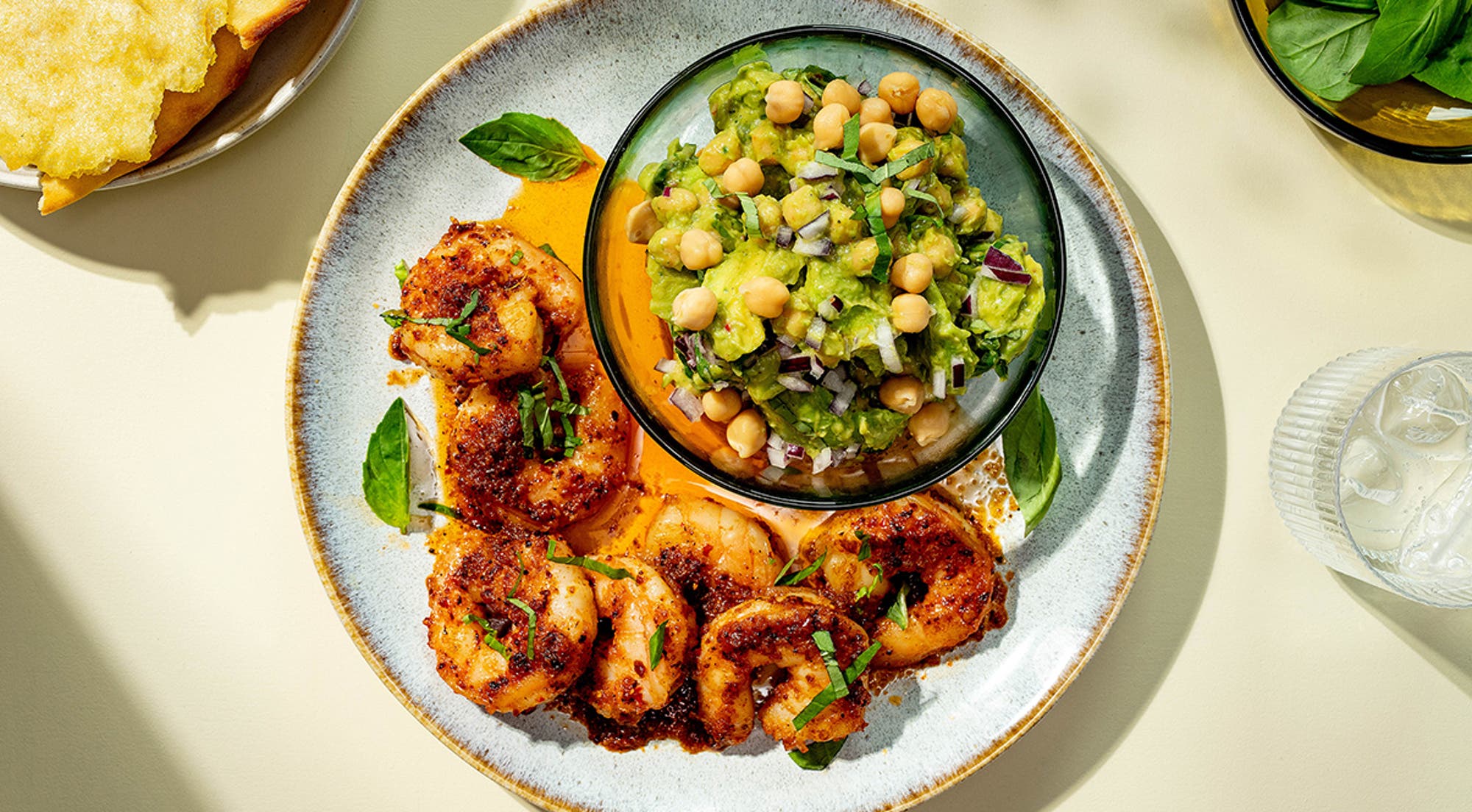 Chili- og hvitløk gambas med avokado- og kikertsalat