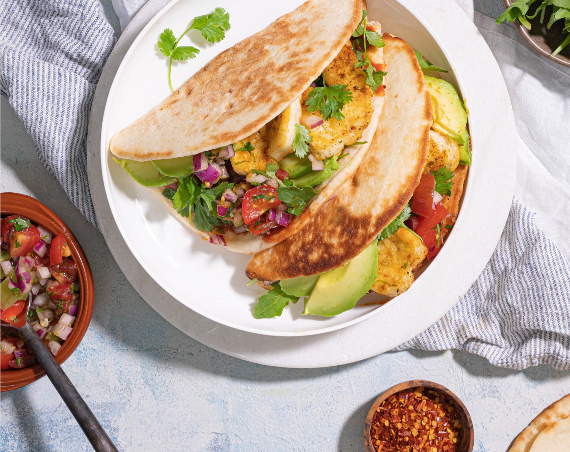 Tacobrød med halloumi, avokado og tomatsalsa