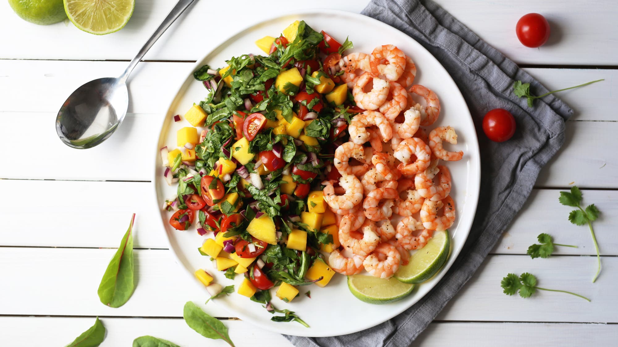 Scampisalat med mango og tomat