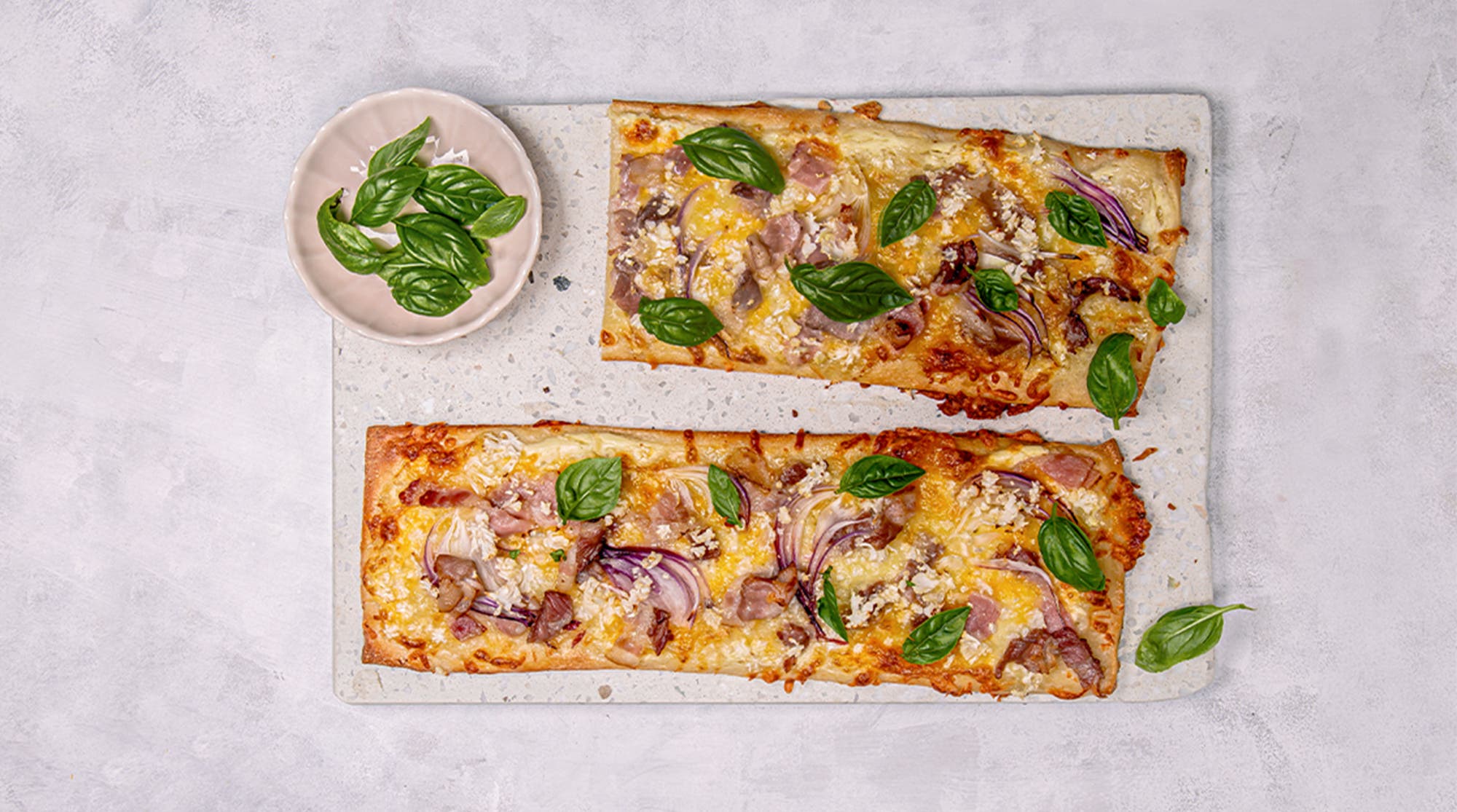 Enkel pizza bianco med blomkål og bacon