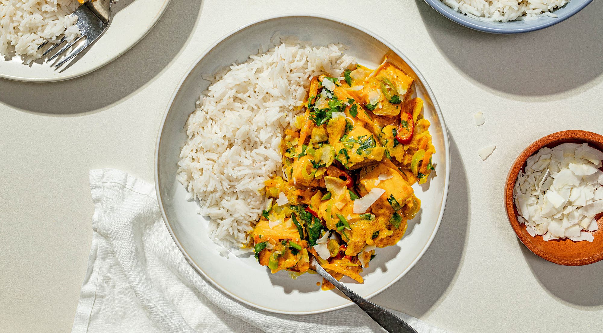 Rask kremet laksewok med curry og kokos