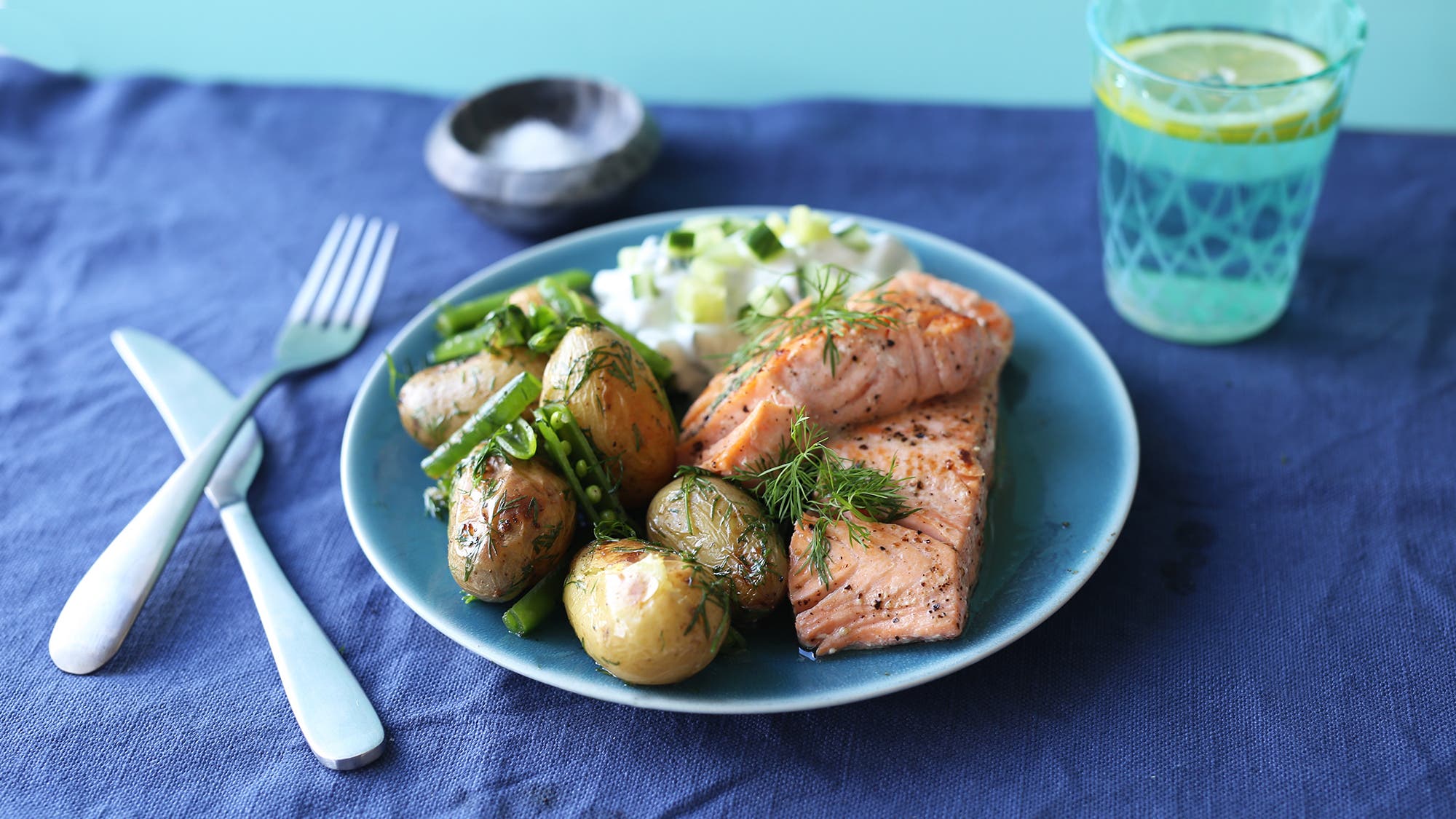 Laks med dillpoteter og agurkdressing