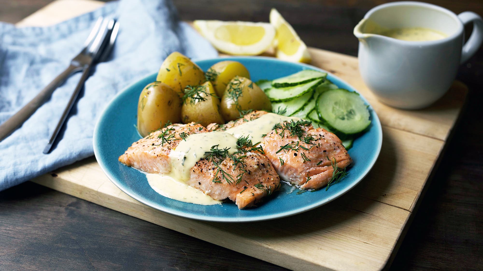 Ovnsbakt laks med potet og agurksalat