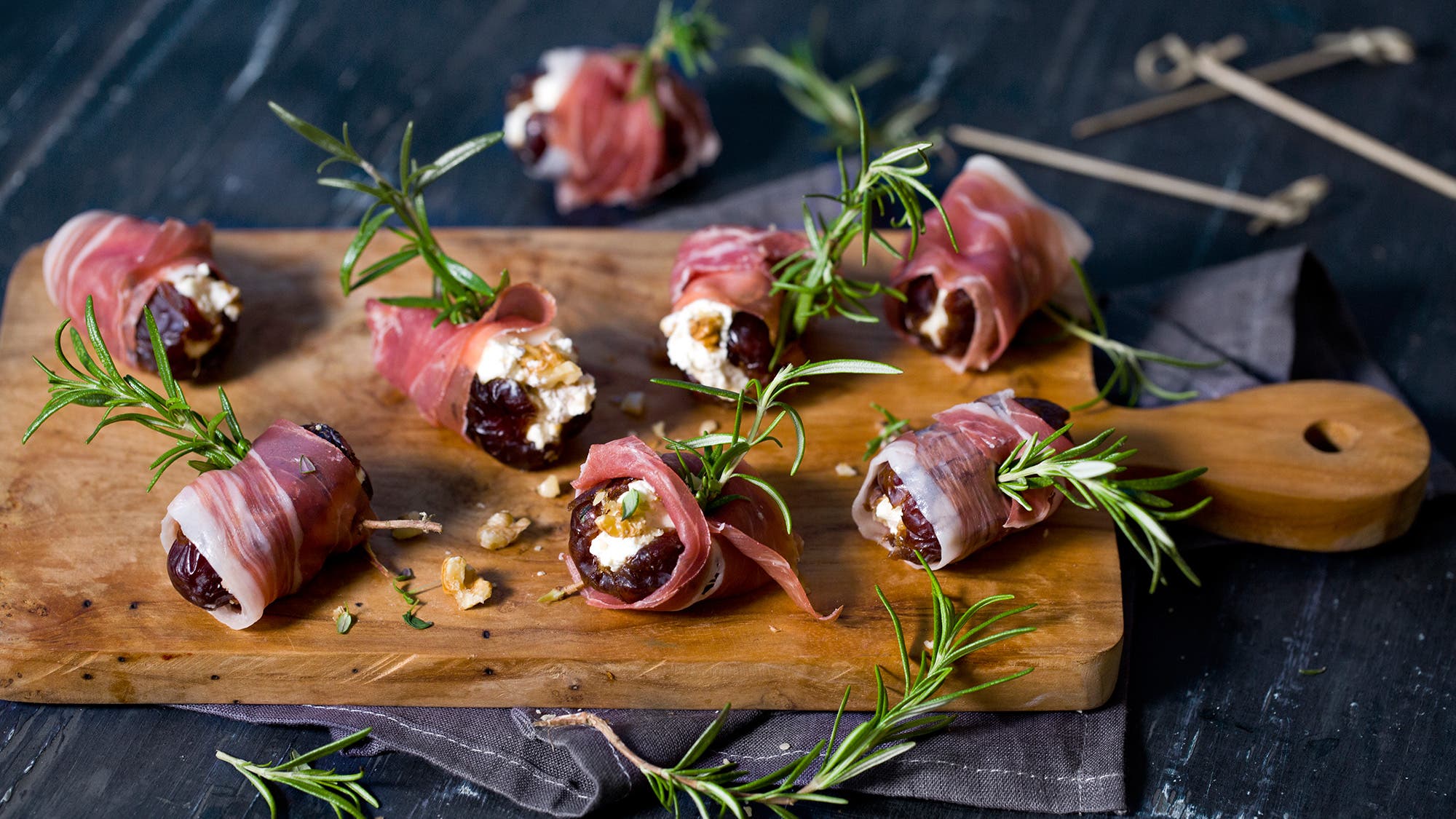 Chevrefylte dadler rullet med spekeskinke