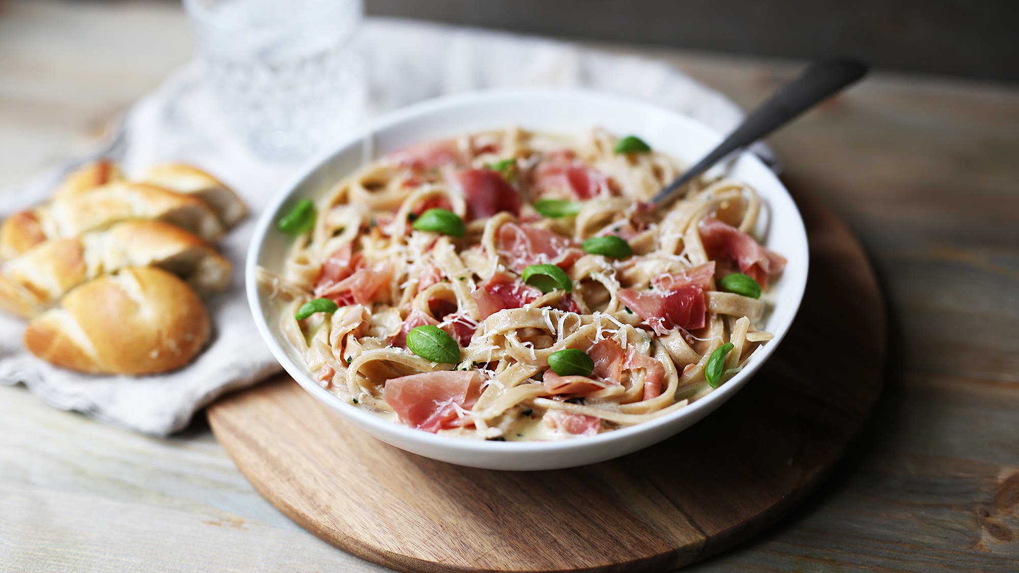 Kremet pasta med strandaskinke og parmesan