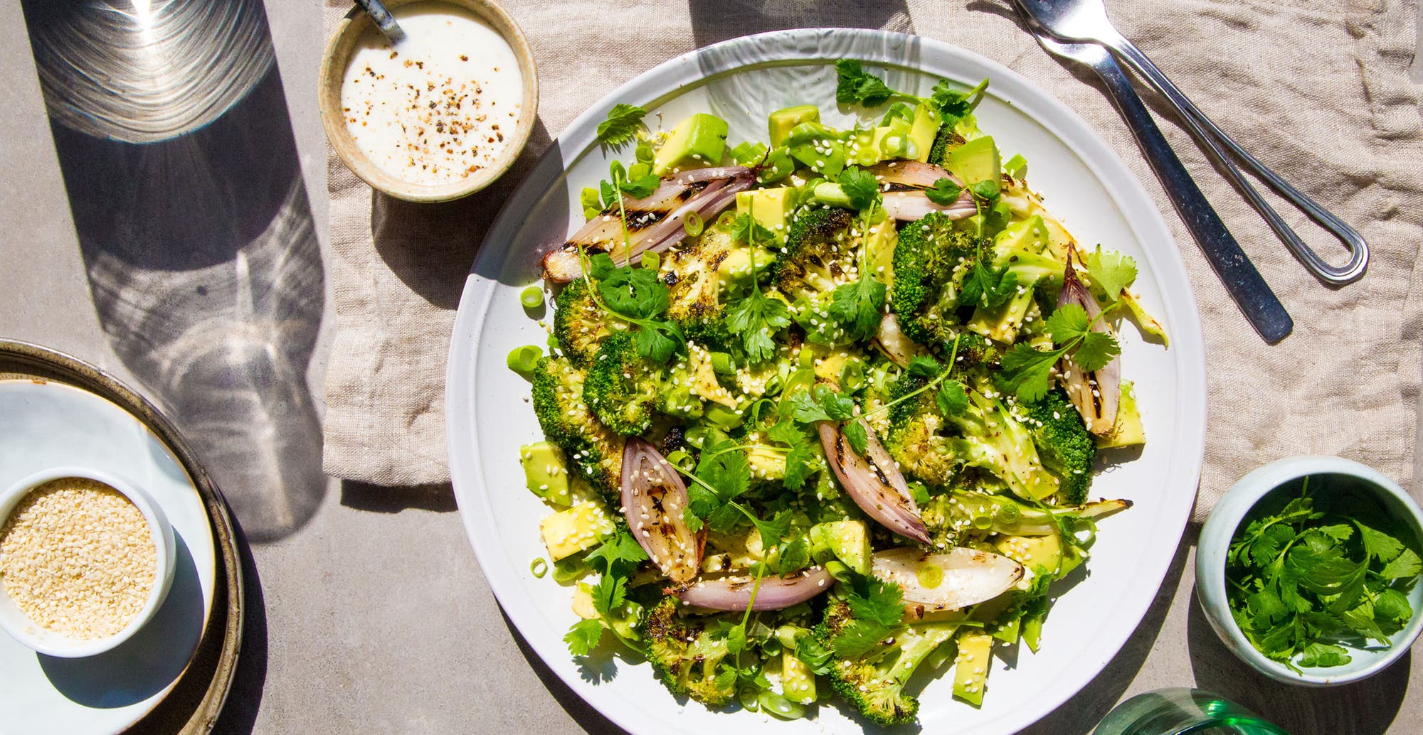 Grillet brokkolisalat med yoghurtdressing