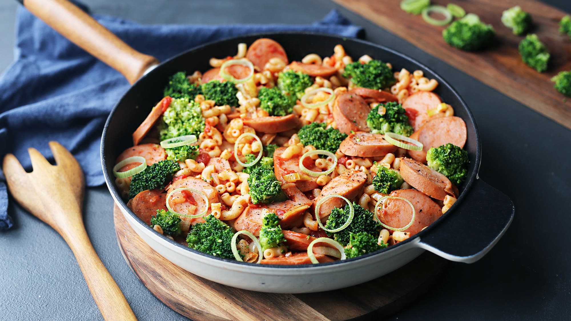 Pølsepanne med makaroni og brokkoli