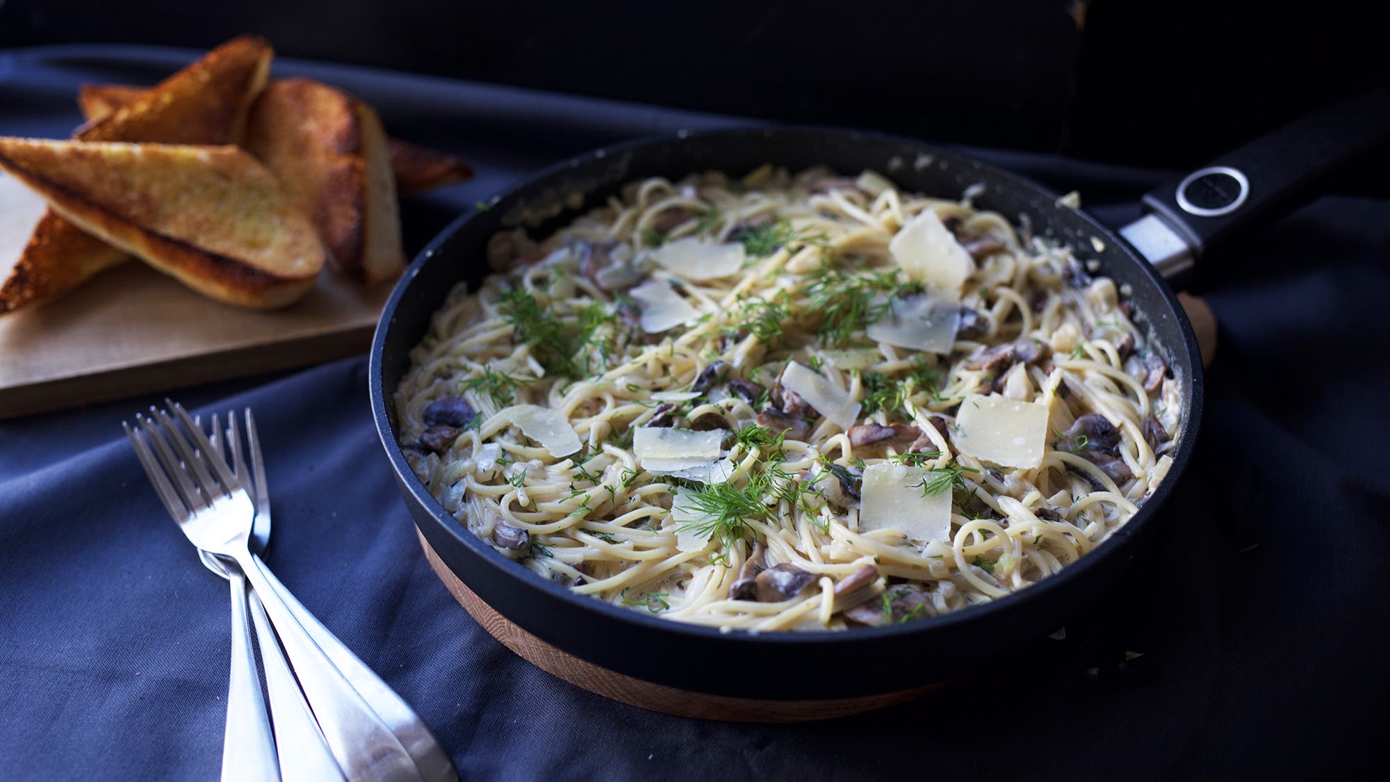 Kremet pasta med sopp og dill