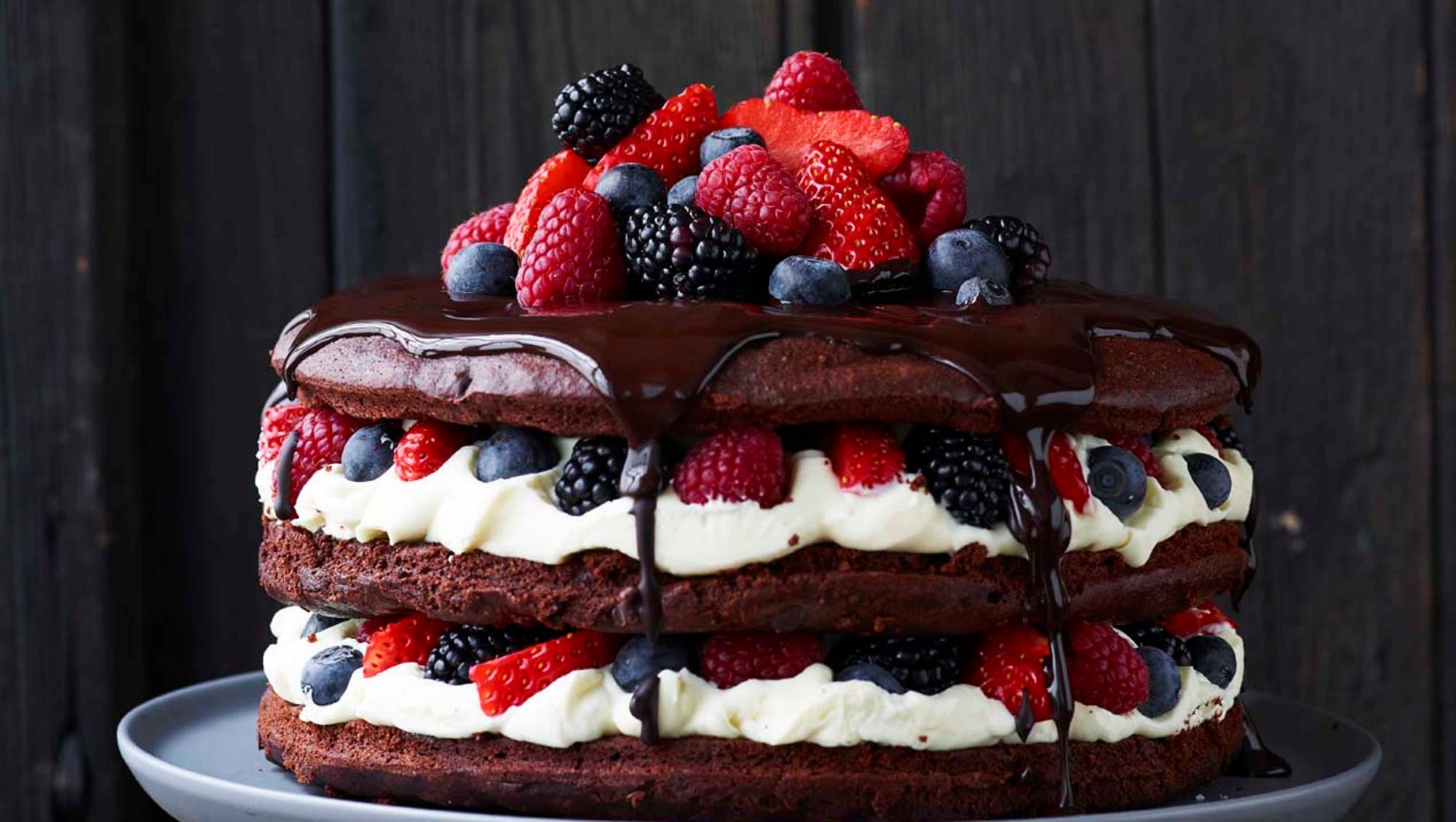 Sjokoladekake med hvit sjokoladekrem og friske bær