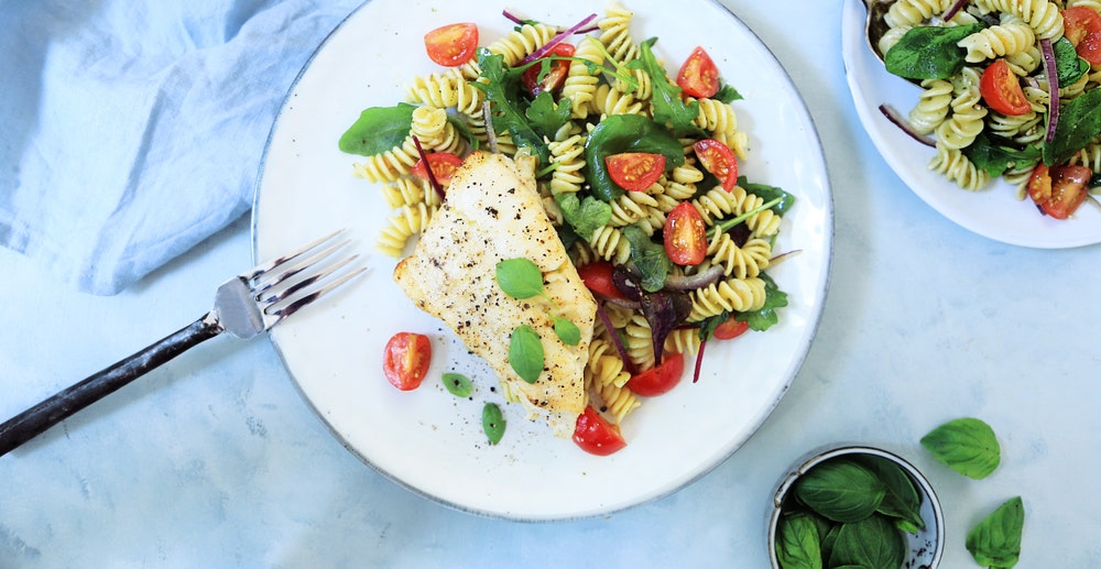 Torsk med pesto og enkel pastasalat