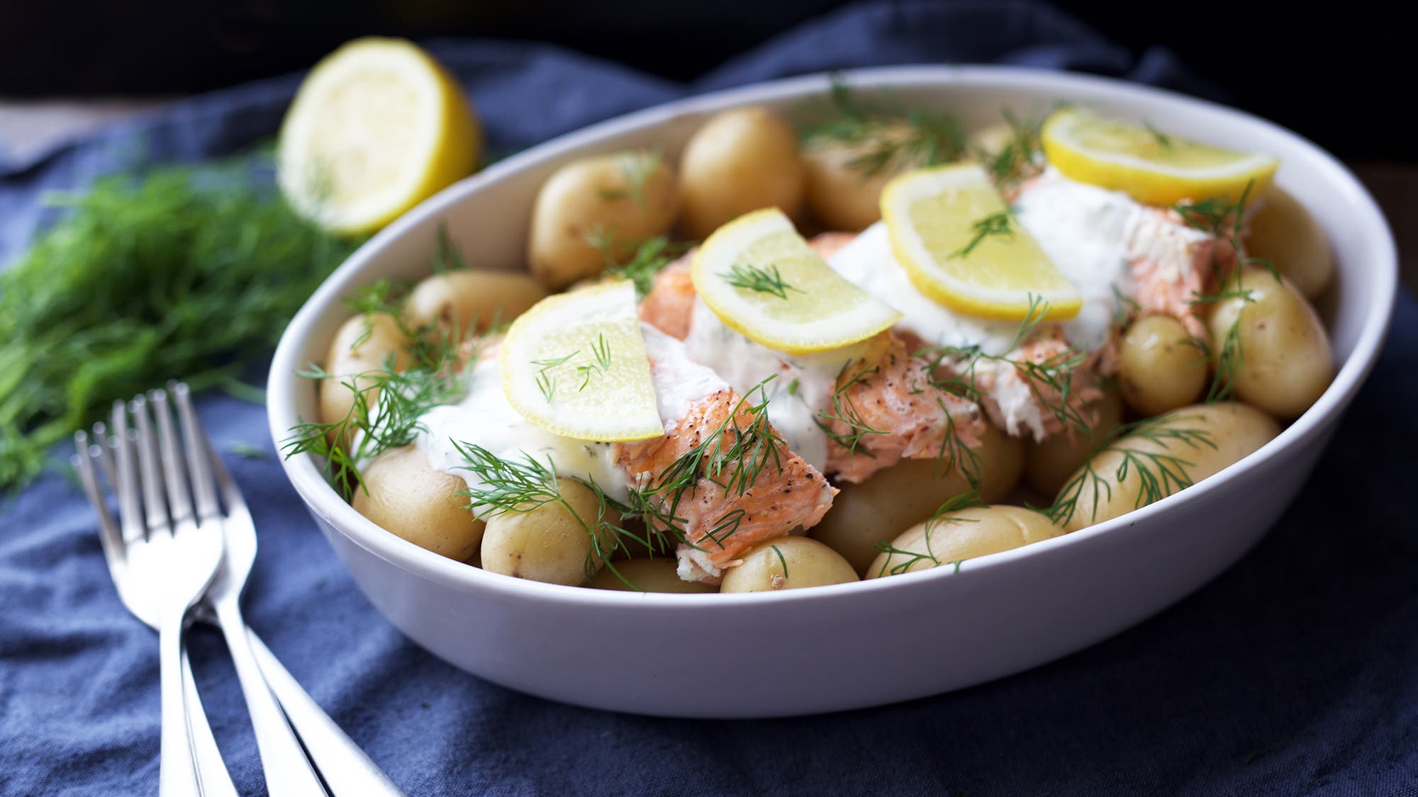 Bakt laks med dilldressing og poteter