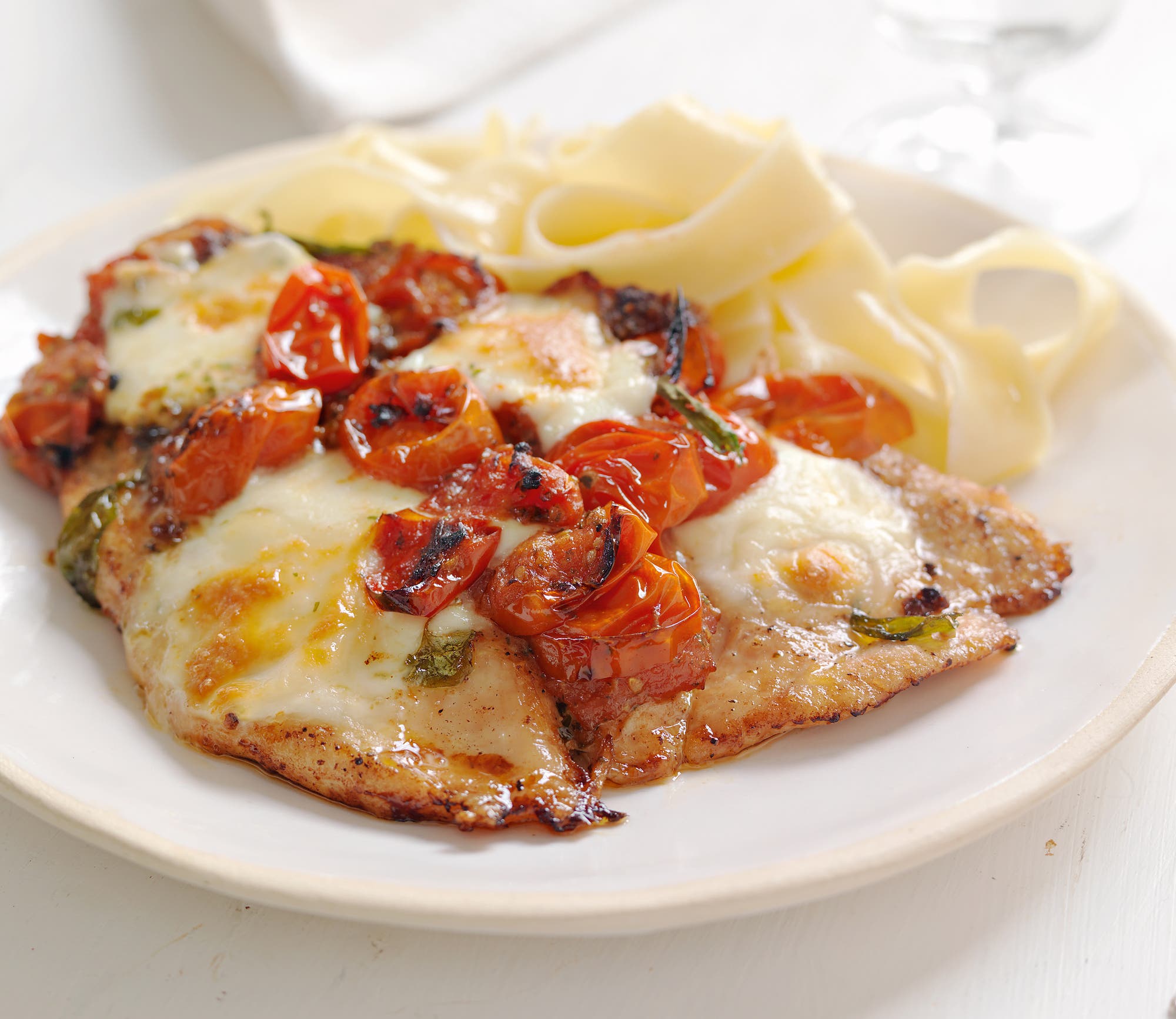 Gratinert kylling med tomat, basilikum og mozzarella