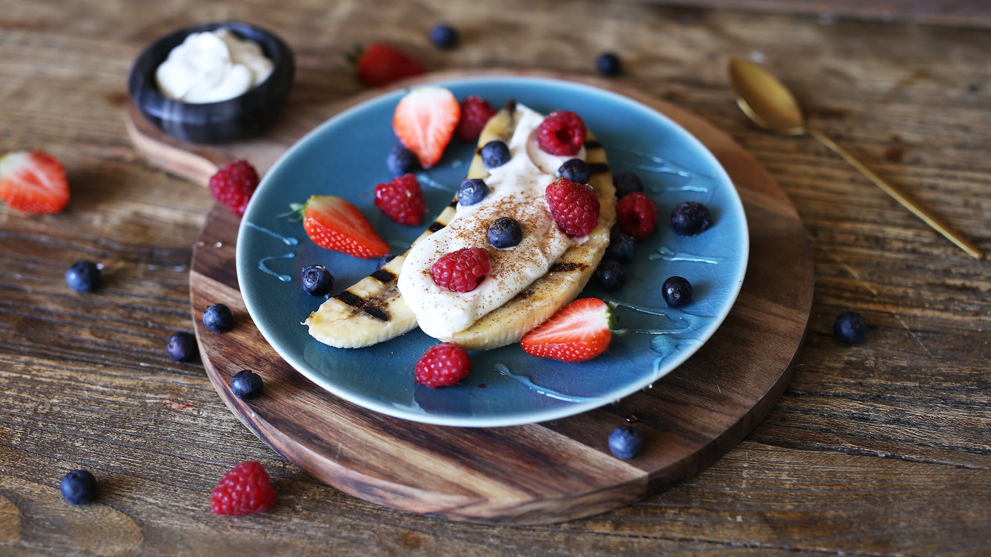 Grillet banan med yoghurt og bær