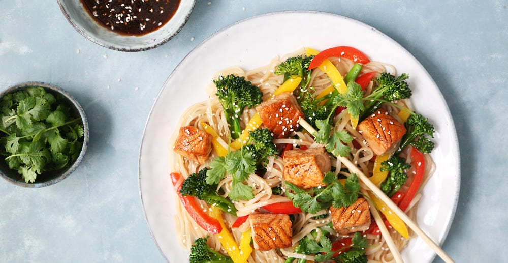 Wok med laks og nudler