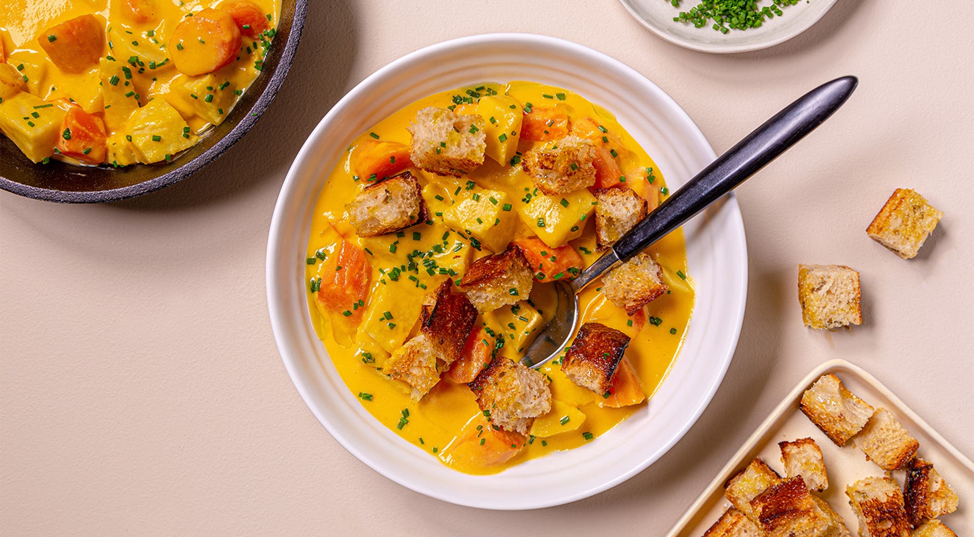 Gulrot- og pastinakksuppe med parmesankrutonger