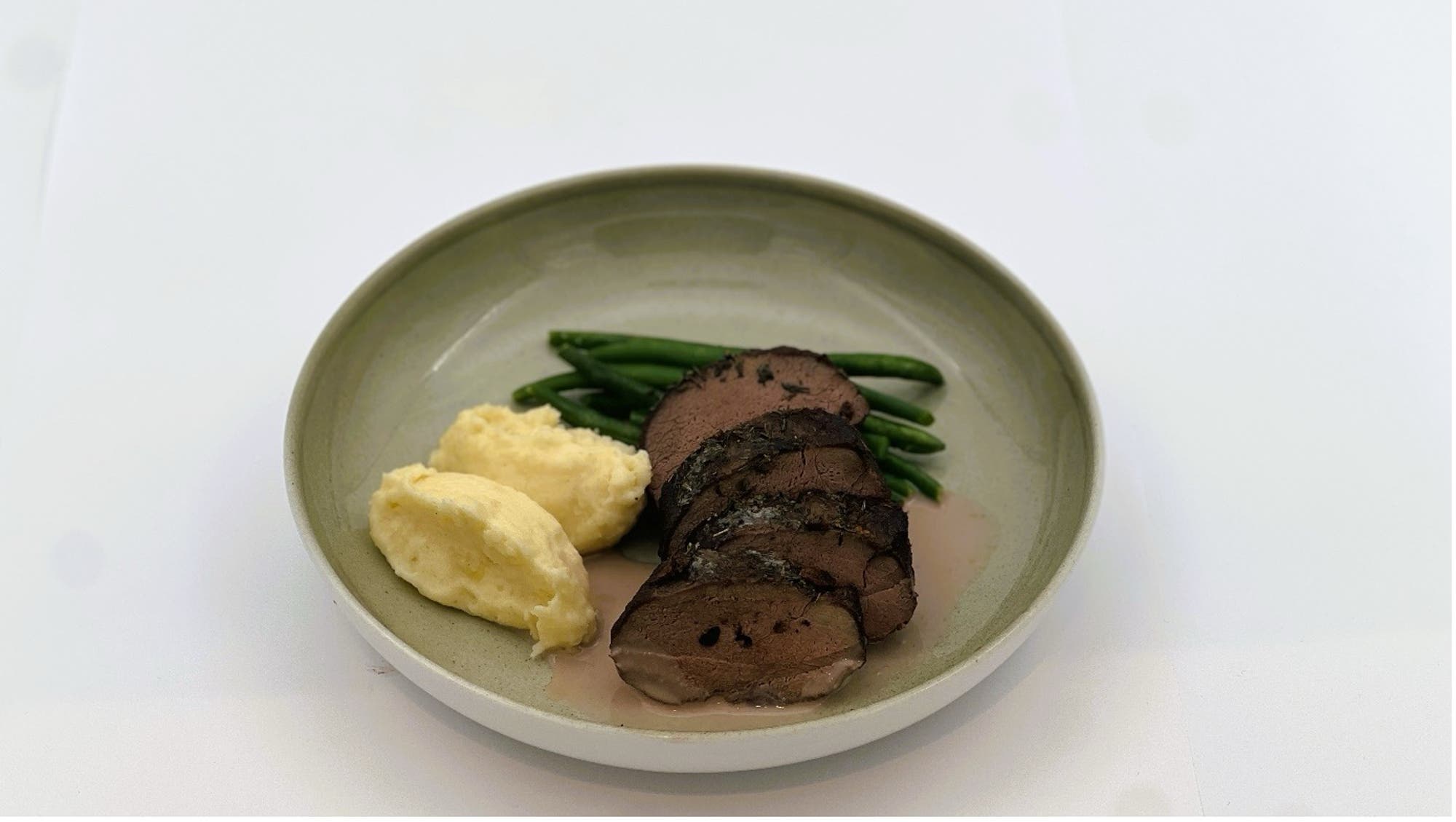 Ytrefilet av dåhjort med potetpuré og Roquefortsaus