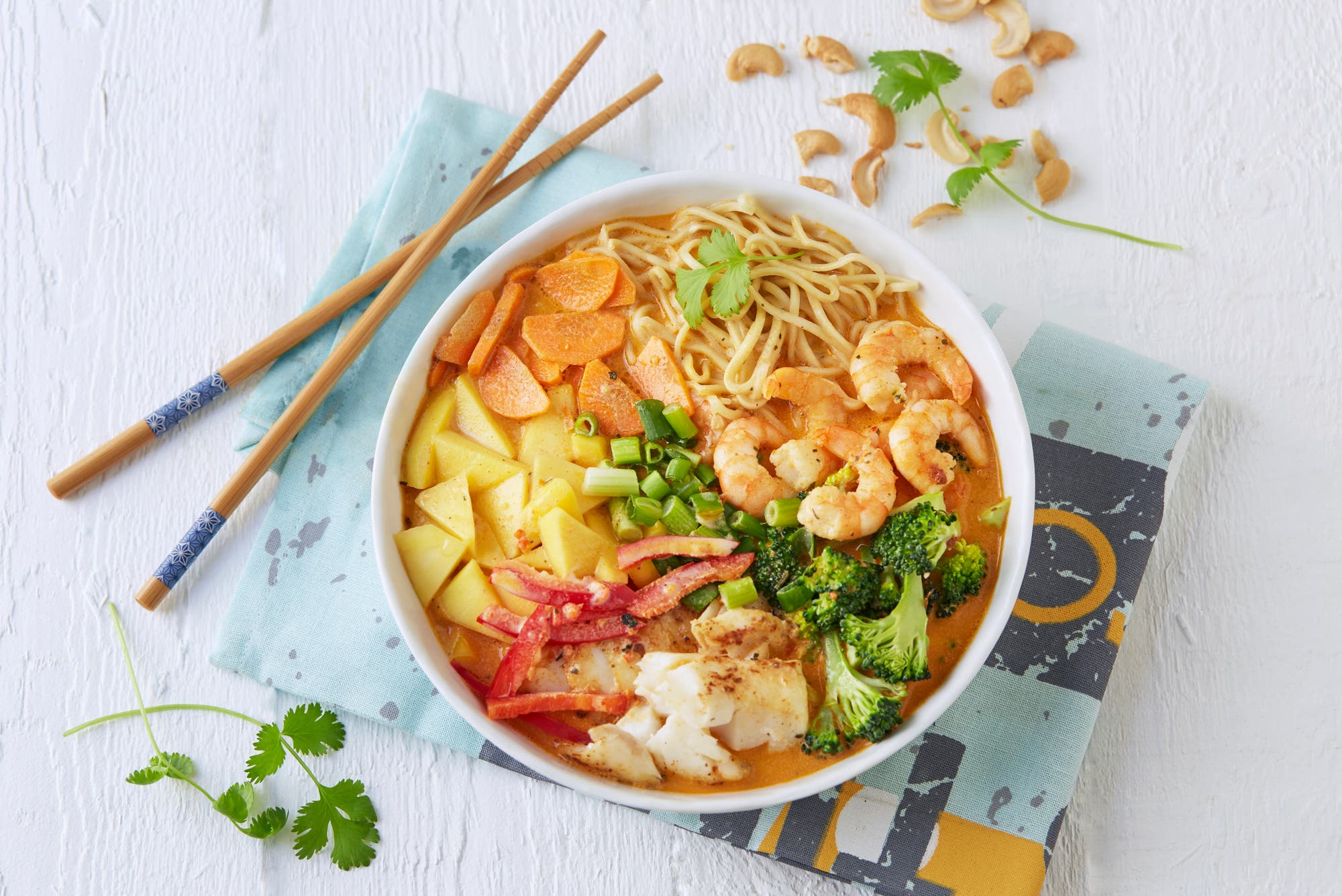 Thaisuppe bowl med torsk, scampi og nudler