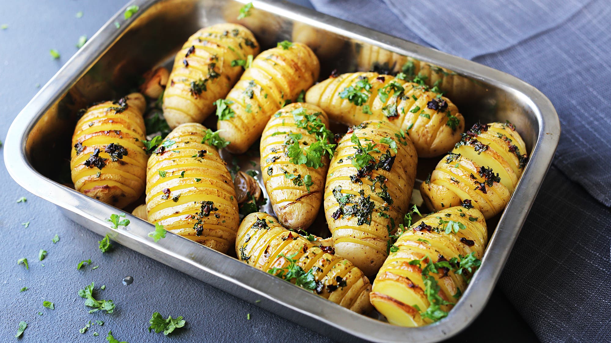 Hasselbackpoteter med urter