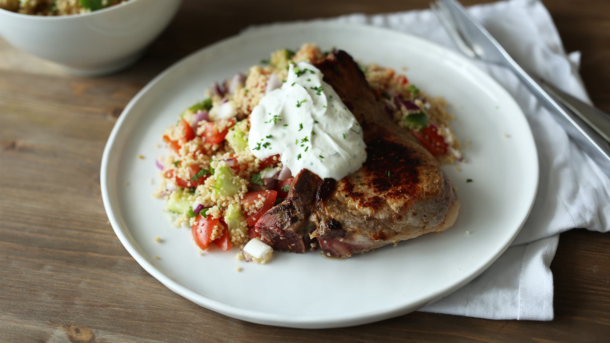 Honningkoteletter med couscoussalat